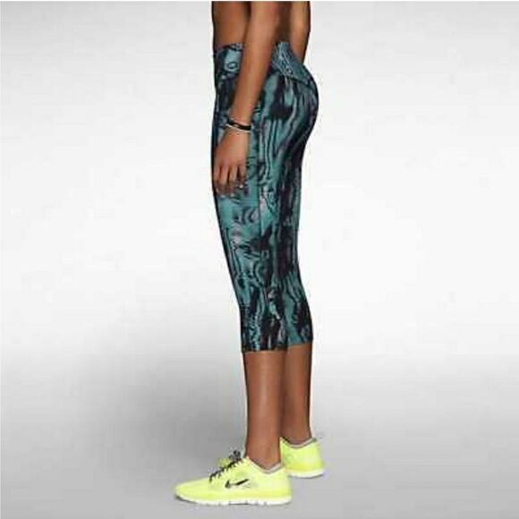 NIKE Women's Legendary Waves Capri Leggings Blue Size Small - Picture 2 of 7